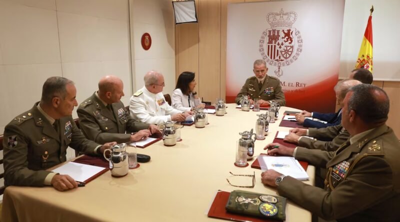 El Rey reúne a Robles y la cúpula del Ejército para analizar la situación en Ceuta “desde el punto de vista de la defensa”