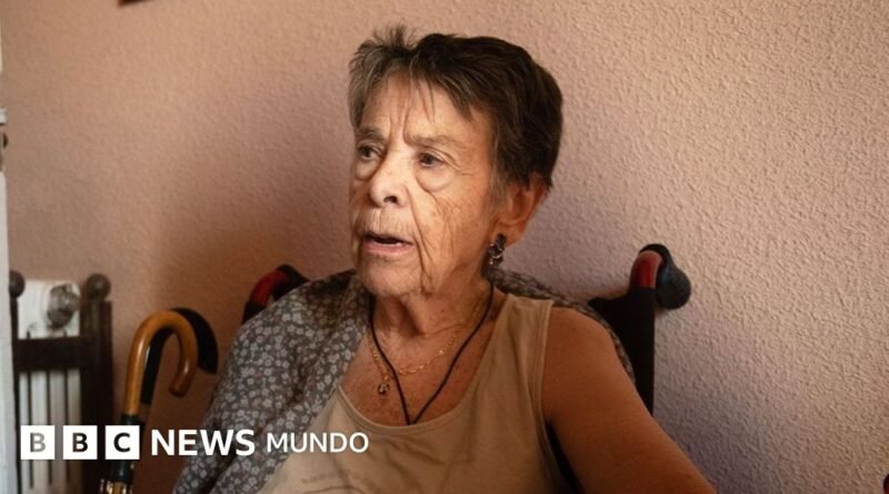 El dramático desahucio de la anciana Maricarmen de 87 años que expone la gravedad de la crisis de vivienda en España - BBC News Mundo