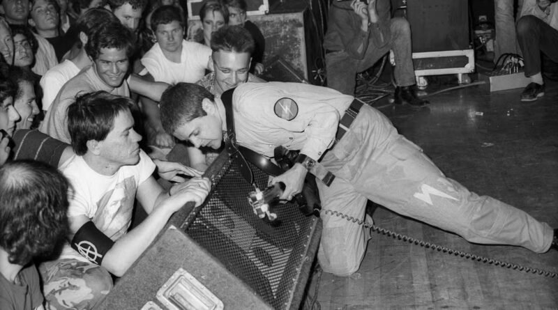 El libro que explica la relación entre música, transgresión y fascismo: “Hay cosas que nunca deberían haber dejado de ser nicho”