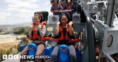 El parque de atracciones Six Flags en California clausura la montaña rusa X2 tras cientos de denuncias de lesiones cerebrales - BBC News Mundo