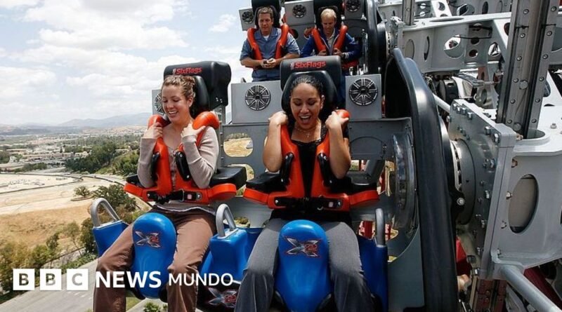El parque de atracciones Six Flags en California clausura la montaña rusa X2 tras cientos de denuncias de lesiones cerebrales - BBC News Mundo