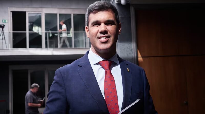 El presidente del PP navarro deja el cargo por sorpresa y en el partido no se descarta la candidatura del tránsfuga Sayas