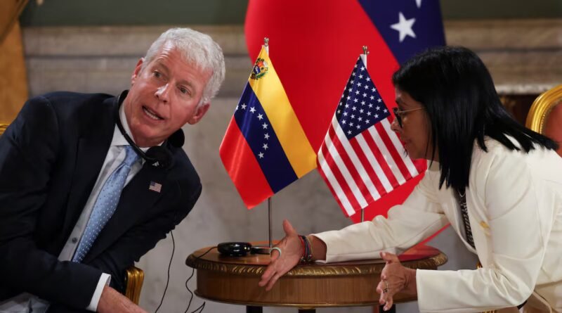 El secretario de Energía de Estados Unidos impulsa en Caracas nuevos acuerdos petroleros