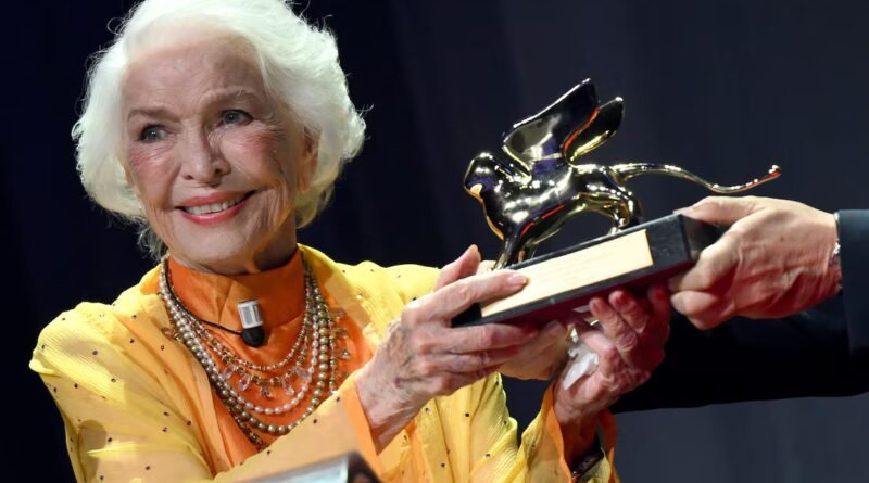 Ellen Burstyn, homenajeada en Venecia, se mete en la piel de una Marilyn anciana