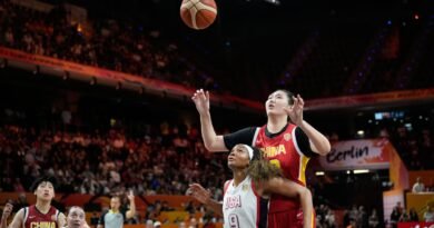 Estados Unidos, con una gran Caitlin Clark, supera a la jugadora más alta de la historia, la china Zhang Ziyu (2,23m)