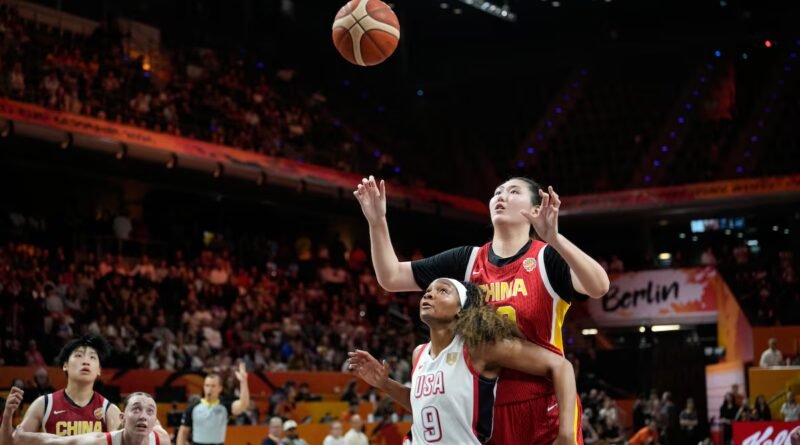 Estados Unidos, con una gran Caitlin Clark, supera a la jugadora más alta de la historia, la china Zhang Ziyu (2,23m)