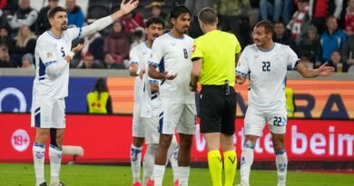 Expulsan al futbolista israelí Sayed Abu Farchi tras celebrar un gol simulando un disparo con el banderín 