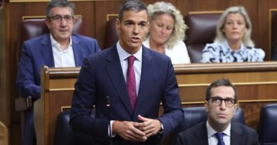 Feijóo y Abascal acusan al presidente de no ser libre con Rabat y Sánchez replica que no tiene amo