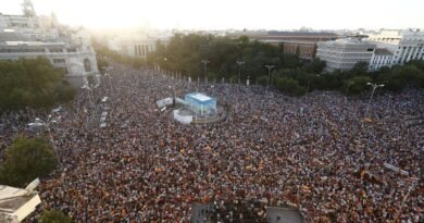 Feijóo y Abascal unen fuerzas en la protesta por Ceuta y acusan a Sánchez de “mentir” a los españoles: “Es un traidor”