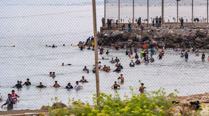 Intercambio de wasaps y una nota a la inteligencia marroquí: los tres avisos del CNI sobre Ceuta