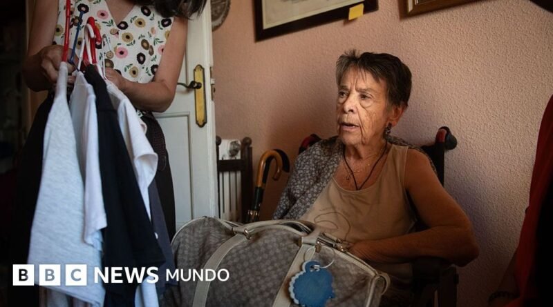 La abogada de Maricarmen asegura que la anciana podrá volver a su casa tras el desalojo que puso el foco en la crisis de vivienda en España - BBC News Mundo