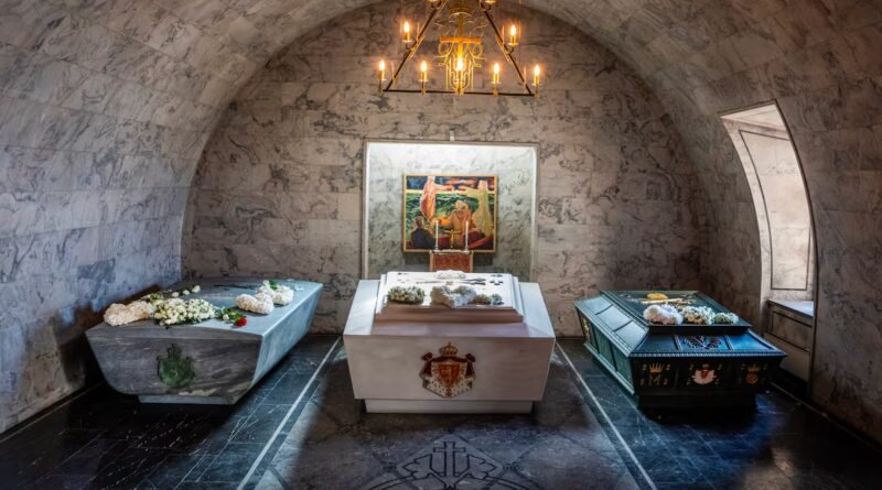 La casa real noruega muestra por primera vez el sarcófago del rey Harald