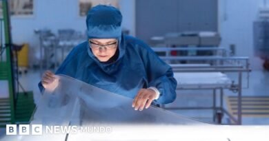 La compleja ingeniería que se requiere para fabricar las ventanillas de los aviones - BBC News Mundo