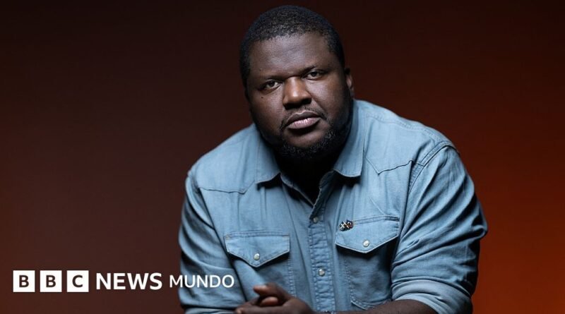 La polémica en Francia por el autor al que acusan de haber escrito con IA su premiada novela - BBC News Mundo