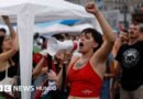 Las imágenes de la acampada en la Puerta del Sol de Madrid para protestar por la crisis de vivienda  - BBC News Mundo