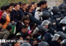 Las imágenes de la tensión durante el intento de desalojo de miles de migrantes de las playas de Ceuta - BBC News Mundo