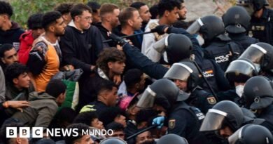 Las imágenes de la tensión durante el intento de desalojo de miles de migrantes de las playas de Ceuta - BBC News Mundo
