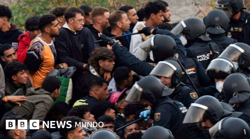 Las imágenes de la tensión durante el intento de desalojo de miles de migrantes de las playas de Ceuta - BBC News Mundo