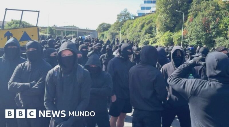 Las nuevas tácticas de intimidación de los grupos antiinmigrantes que preocupan a Reino Unido - BBC News Mundo