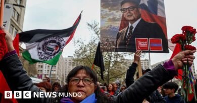 Las protestas en Chile tras la decisión de Kast de no realizar ceremonias oficiales para conmemorar el golpe contra Salvador Allende - BBC News Mundo