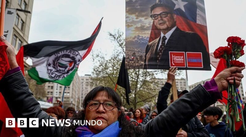 Las protestas en Chile tras la decisión de Kast de no realizar ceremonias oficiales para conmemorar el golpe contra Salvador Allende - BBC News Mundo