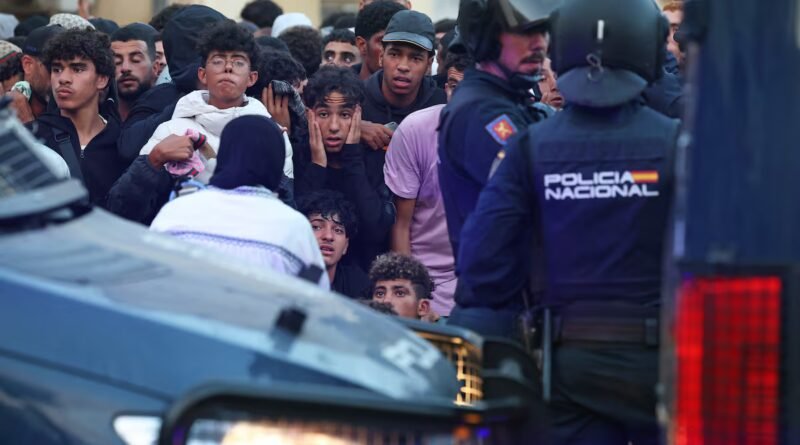 Los migrantes que se quedaron sin plaza en el Puerto de Ceuta: “Ha ganado la ley del más fuerte”