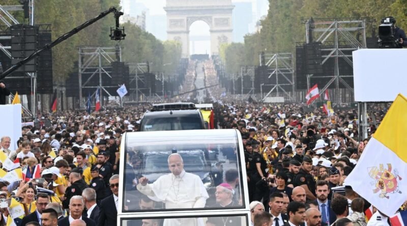 Macron califica de “monumental” la misa de León XIV en París - RR Noticias