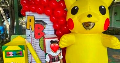 Madre despistada se disfrazada de Pikachu en el primer día de clases - RR Noticias