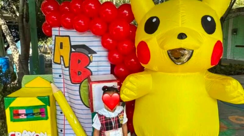 Madre despistada se disfrazada de Pikachu en el primer día de clases - RR Noticias