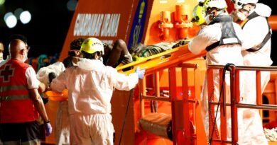 Mueren más de 80 personas en un cayuco rescatado al sur de Canarias