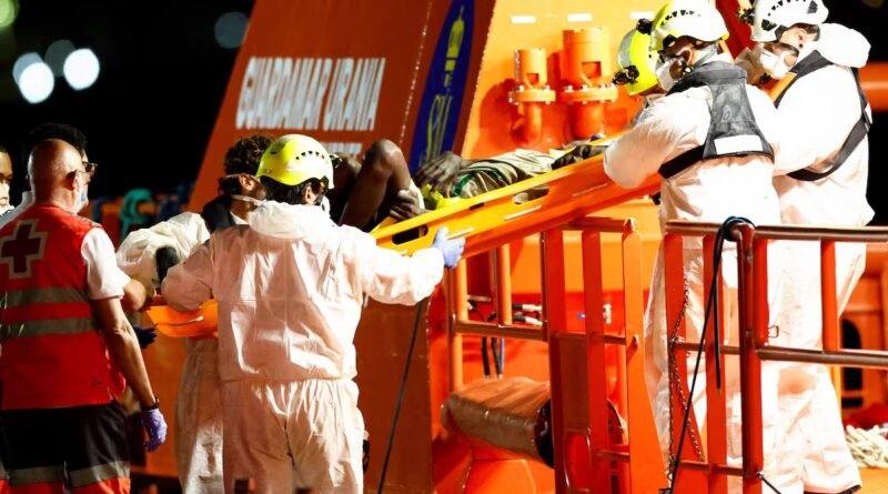 Mueren más de 80 personas en un cayuco rescatado al sur de Canarias