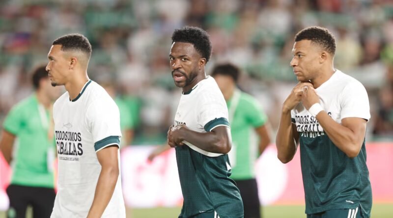PP y Vox cargan contra Vinicius, Mbappé y Konaté por su gesto en el partido entre el Elche y el Real Madrid