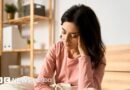 Por qué más mujeres sufren ataques de migraña que los hombres (y qué puede ayudar a calmar el dolor)  - BBC News Mundo
