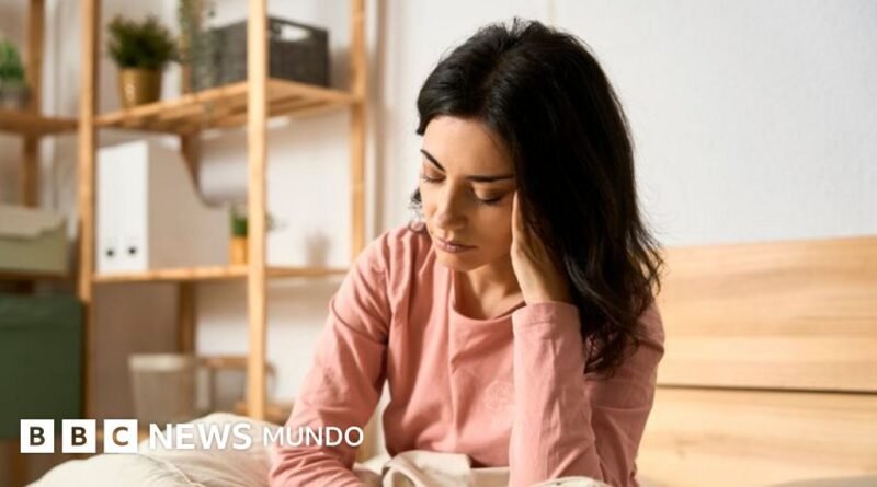 Por qué más mujeres sufren ataques de migraña que los hombres (y qué puede ayudar a calmar el dolor)  - BBC News Mundo