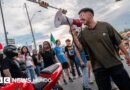 Protestas en Texas tras el disparo de un agente de ICE contra un migrante venezolano  - BBC News Mundo