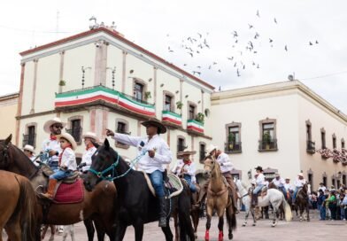 Rememora Gobernador hazaña de Ignacio Pérez con Cabalgata que llevó a Queretaro a galopar a la historia - RR Noticias