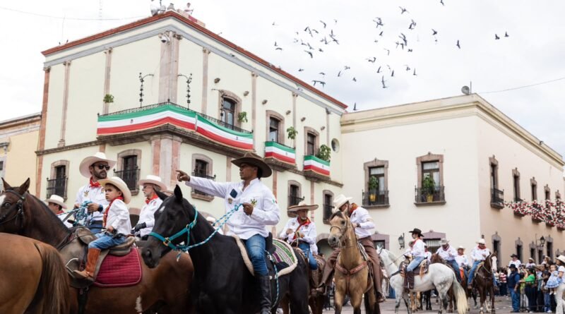 Rememora Gobernador hazaña de Ignacio Pérez con Cabalgata que llevó a Queretaro a galopar a la historia - RR Noticias