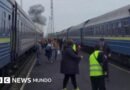 Rusia ataca un tren ucraniano poco después de que Boris Johnson y altos funcionarios europeos abandonaran la estación - BBC News Mundo