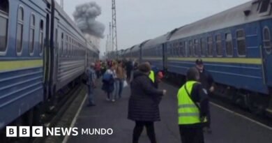 Rusia ataca un tren ucraniano poco después de que Boris Johnson y altos funcionarios europeos abandonaran la estación - BBC News Mundo