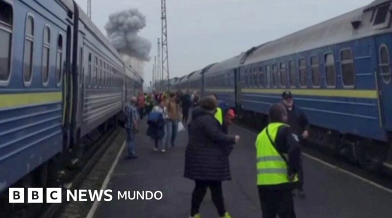 Rusia ataca un tren ucraniano poco después de que Boris Johnson y altos funcionarios europeos abandonaran la estación - BBC News Mundo