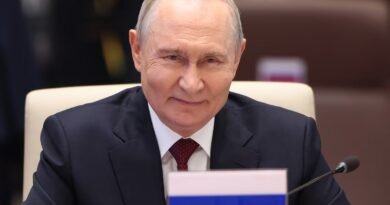 Rusia exige pruebas a Pedro Sánchez y le acusa de “correr tras los micrófonos”