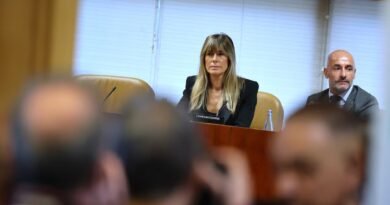 Sorteos, cribas y descartes arbitrarios: la selección de los nueve ciudadanos que juzgarán a Begoña Gómez