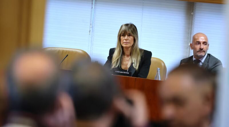 Sorteos, cribas y descartes arbitrarios: la selección de los nueve ciudadanos que juzgarán a Begoña Gómez