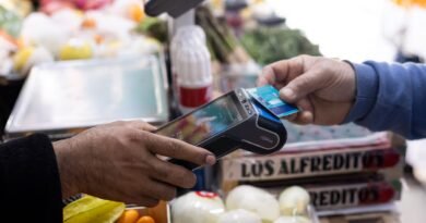 Tarjetas ‘revolving’, entre intereses de más del 22% y una ley atascada: “Te atrapan de por vida”