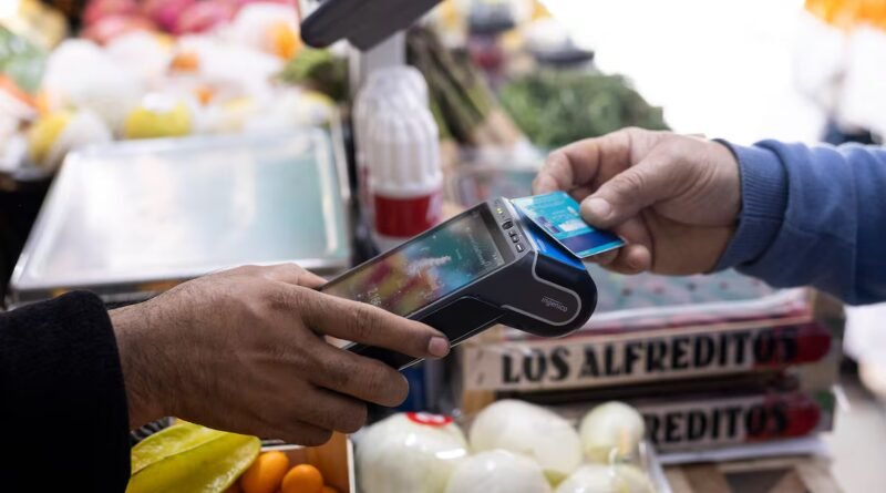 Tarjetas ‘revolving’, entre intereses de más del 22% y una ley atascada: “Te atrapan de por vida”