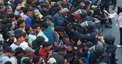 Tensión y caos en el traslado de los migrantes de la playa Benítez al puerto de Ceuta