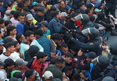 Tensión y caos en el traslado de los migrantes de la playa Benítez al puerto de Ceuta
