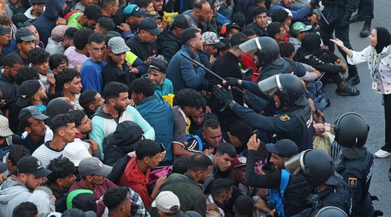 Tensión y caos en el traslado de los migrantes de la playa Benítez al puerto de Ceuta