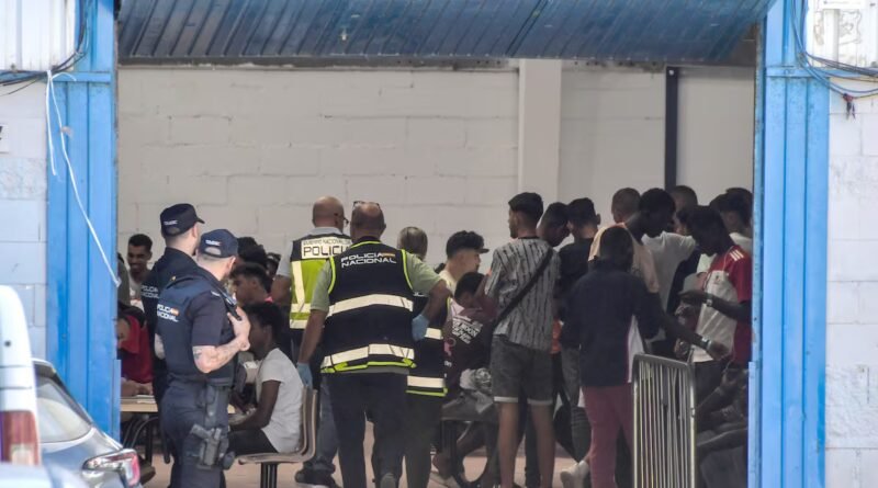 Un engranaje policial para estudiar el asilo de los migrantes que no quieren volver a Marruecos