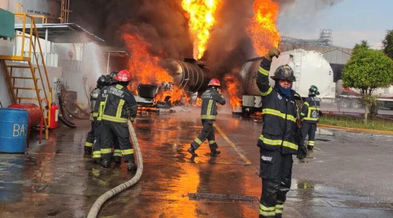 Un incendio en una zona industrial del Estado de México moviliza a los bomberos